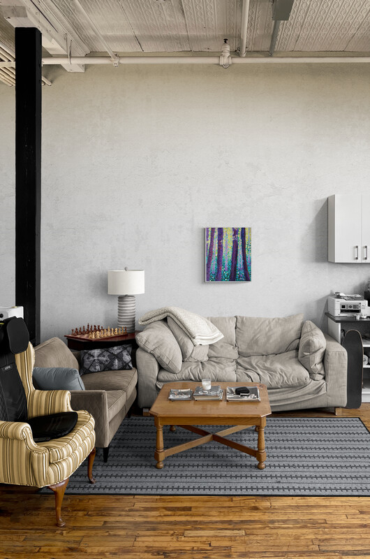 Slika šume akril s ljubičastim stablima i apstraktnom vegetacijom