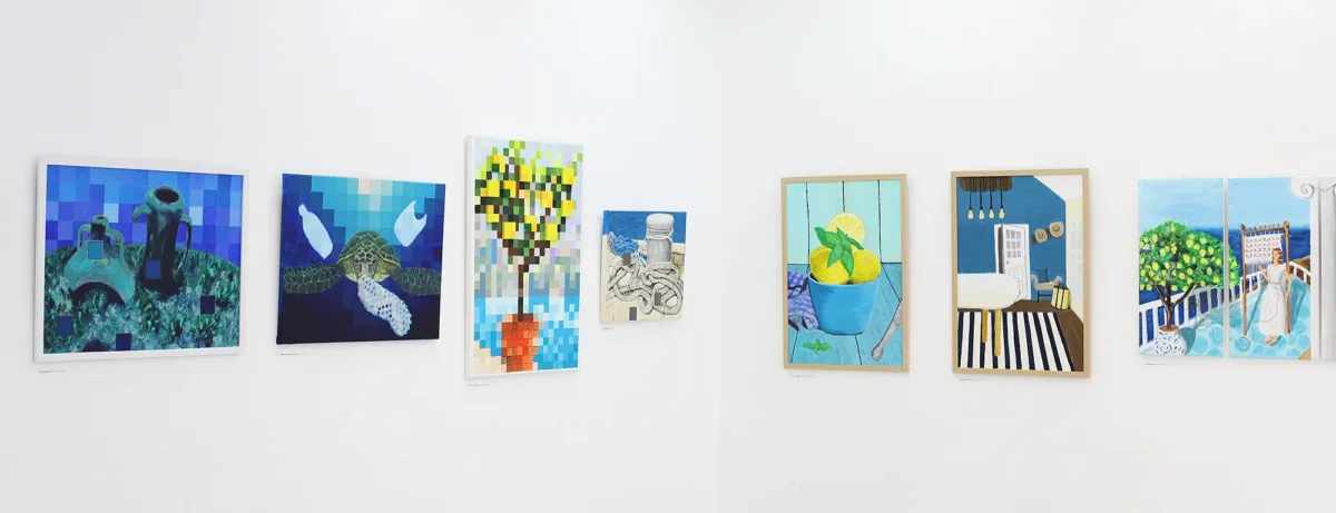 Tamara Perušić Art u atelijeru s originalnim akrilnim slikama s pixel efektom