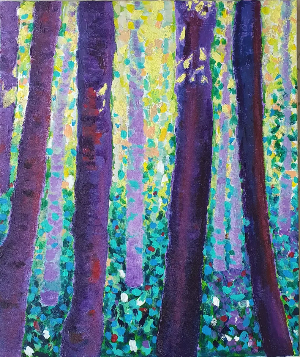 Slika šume akril s ljubičastim stablima i apstraktnom vegetacijom