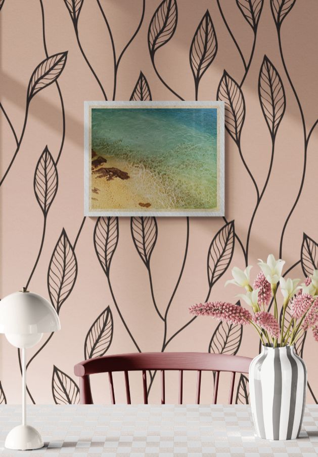 U plićaku apstraktno-figurativna slika mora i obale u tirkiznim tonovima s teksturama pijeska