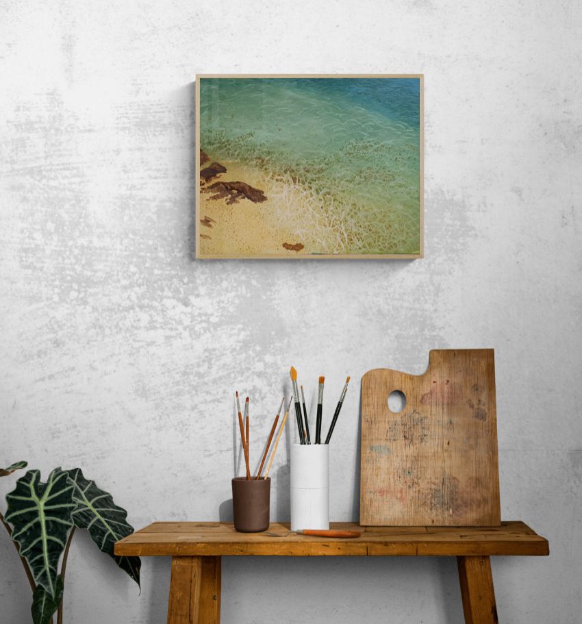 U plićaku apstraktno-figurativna slika mora i obale u tirkiznim tonovima s teksturama pijeska
