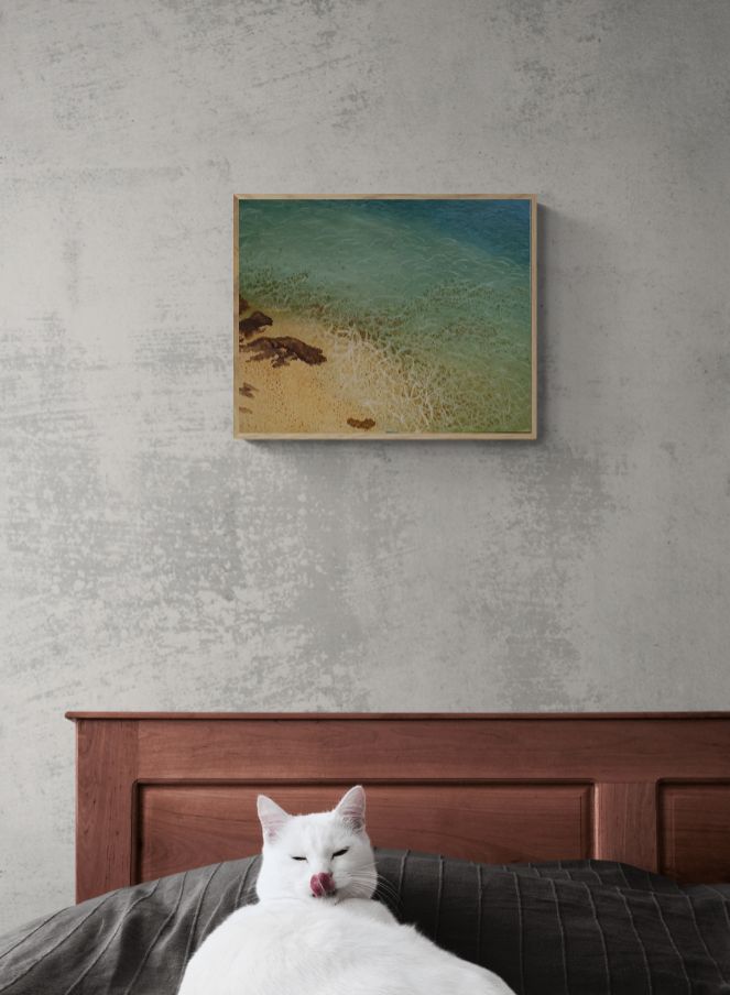 U plićaku apstraktno-figurativna slika mora i obale u tirkiznim tonovima s teksturama pijeska