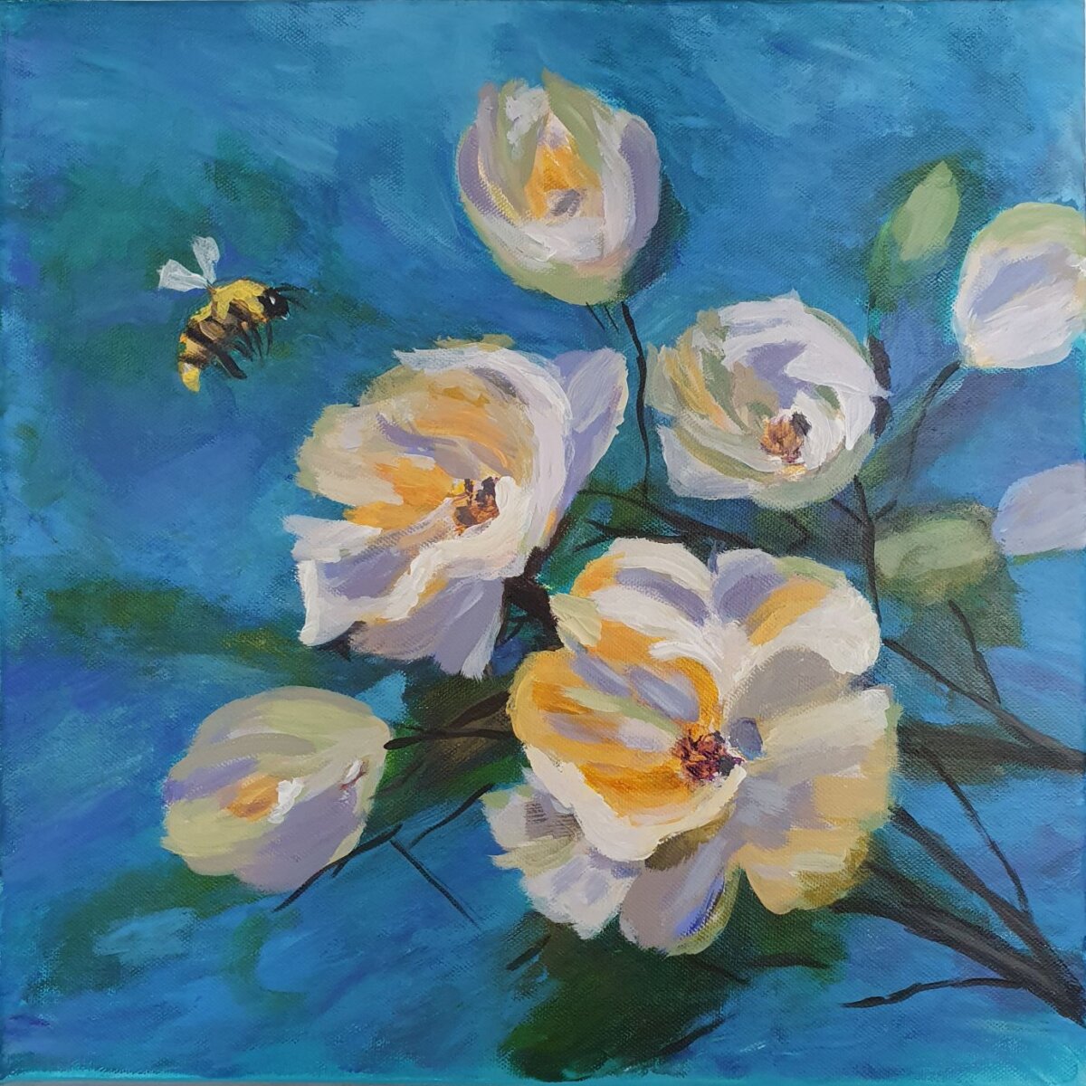 Cvijeće originalna akrilna slika na platnu s bijelim cvjetovima i pčelom na plavoj pozadini, 50x50 cm.