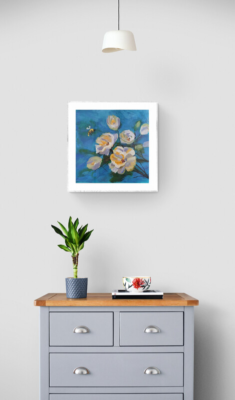 Cvijeće originalna akrilna slika na platnu s bijelim cvjetovima i pčelom na plavoj pozadini, 50x50 cm.